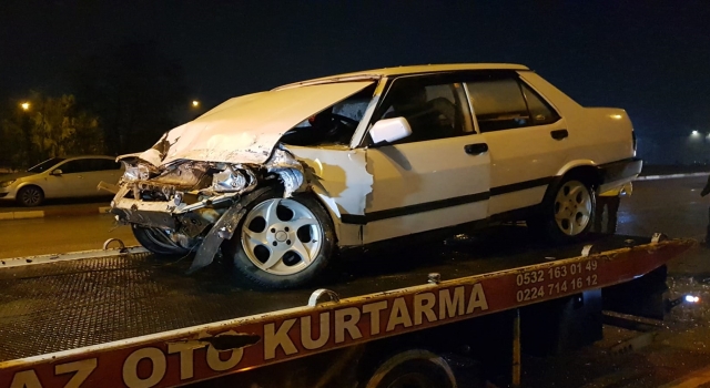 Bursa’da tıra çarpan otomobildeki 3 kişi yaralandı