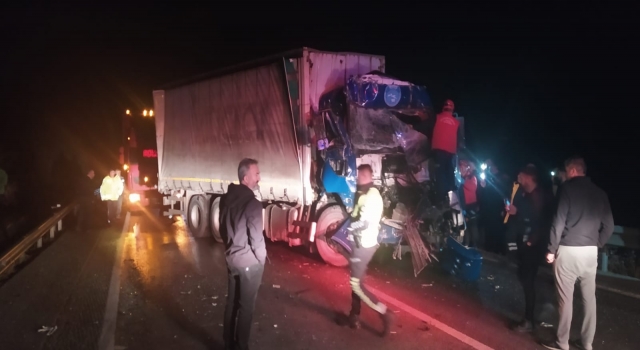 Balıkesir’de kaza yapan iki kamyonun sürücülerinden biri hayatını kaybetti