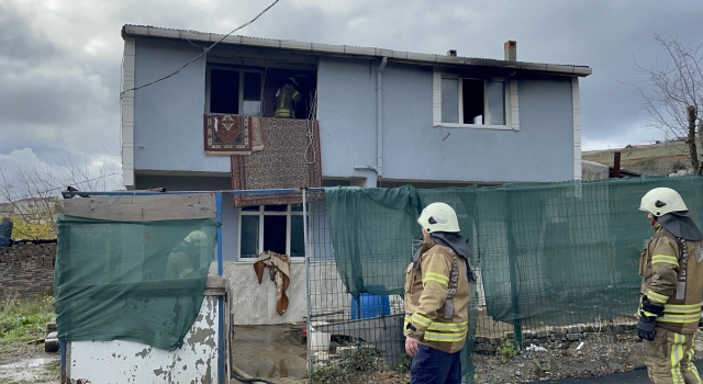 Sultangazi’de yangın çıkan ev kullanılamaz hale geldi