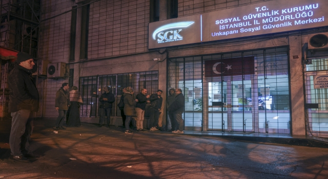 İstanbul’da EYT için işlem yapmak isteyen vatandaşlar geceden sıraya girdi
