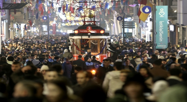 Yeni yıla saatler kala Taksim’de yoğunluk yaşanıyor