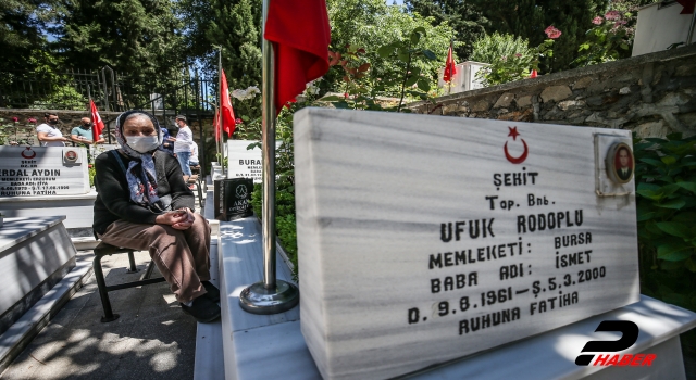 Bursa'da şehit yakınları bayramın ilk gününde evlatlarının kabrine koştu
