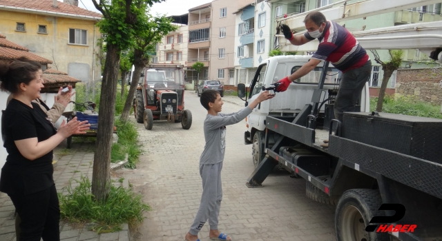 Çocukların ağaca takılan oyuncak dronesi belediye ekiplerince kurtarıldı
