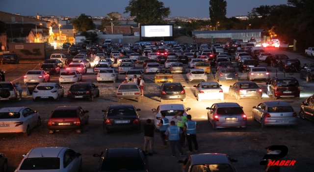 Edirne'de "Arabalı Sinema Gecesi" ile sinema keyfi arabalara taşındı
