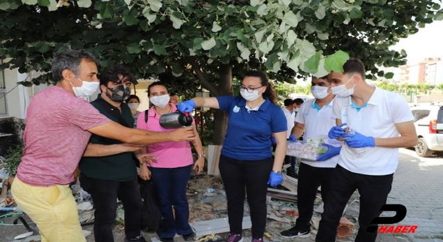 Gelibolu Belediyesi öğrencilere su ve maske, velilere de çay ikram etti
