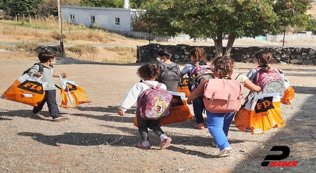 FLO’dan Adıyamanlı çocuklara kışlık ayakkabı ve mont hediyesi