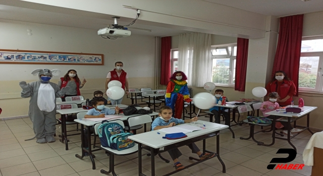 Gençlik Merkezi gönüllüleri öğrencileri sevindirdi