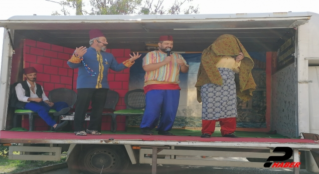 Gölcük’te sağlık çalışanları için tiyatro etkinliği düzenlendi