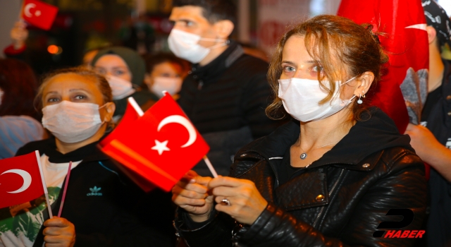 Sakarya’da Cumhuriyet Bayramı dolayısıyla fener alayı düzenlendi