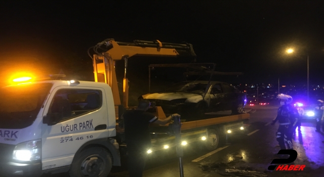 Seyir halindeyken alev alan otomobil kullanılamaz hale geldi