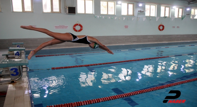 Su korkusunu yenmek için başladığı yüzmede milli takım sporcusu oldu