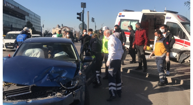 Bursa’da kuvözdeki bebeği hastaneye nakleden ambulans kaza yaptı: 2 yaralı