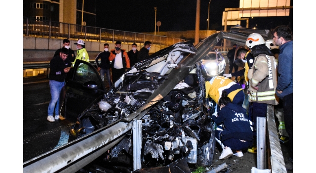 İstanbul’da bariyerlere çarpan otomobilin sürücüsü öldü