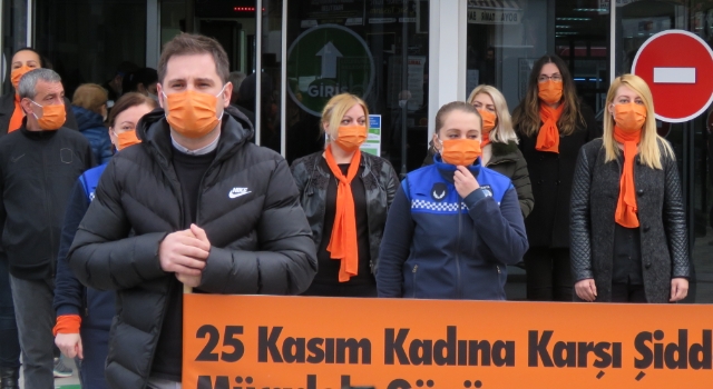 Kırklareli Valisi Bilgin kadına şiddete karşı farkındalık amacıyla pazar yerinde ”turuncu maske” dağıttı