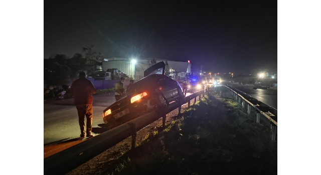 Kocaeli’de kontrolden çıkarak bariyerlerde asılı kalan otomobilin sürücüsü yaralandı