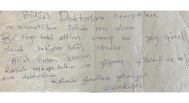 Sağlık çalışanlarına şükran duygularını kağıt havluya yazdığı notla iletti