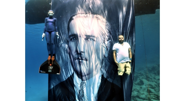 Serbest dalış rekortmeni Koçak’tan, su altında Atatürk posteri önünde saygı duruşu