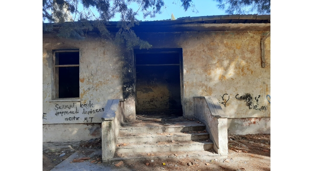 Ayvalık’ta kullanılmayan binada çıkan yangın söndürüldü
