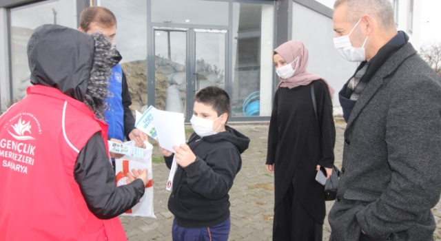 Hendek’te pandemi sürecinde evden çıkamayan gençlere kitap hizmeti
