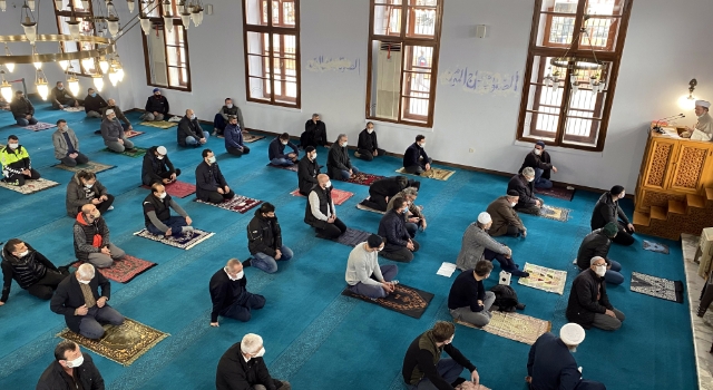 Doğu Marmara ve Batı Karadeniz’de 2021’in ilk sosyal mesafeli cuma namazı kılındı