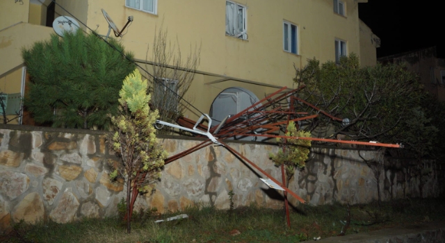 Ayvalık’ta hortum nedeniyle 4 tekne battı, binalar ve araçlarda hasar oluştu