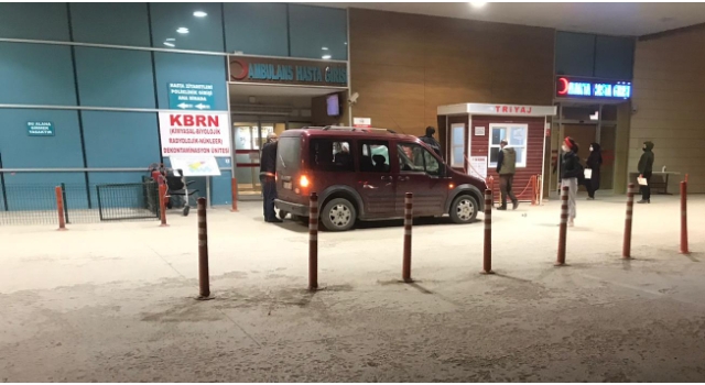Bursa’da hamile kadın hastaneye yetişemeyince acil servisin önünde araçta doğum yaptı