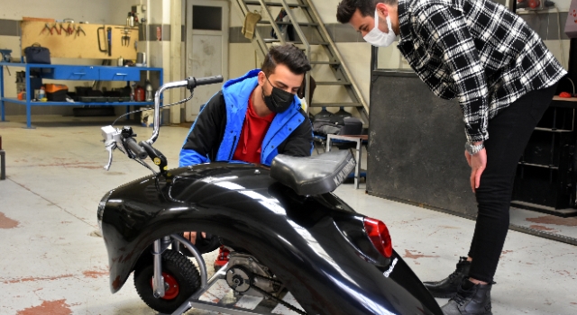 Bursa’da iki arkadaş ”Kaplumbike” adını verdikleri özgün tasarımlı motosiklet üretti