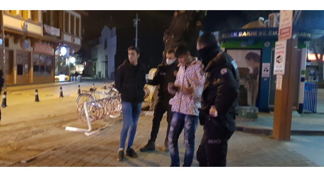 Bursa’da sokağa çıkma kısıtlamasını ihlal eden şahısların üzerinde hassas terazi ve uyuşturucu madde bulundu