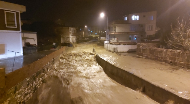 Çanakkale’de sağanak nedeniyle bazı ev ve iş yerlerini su bastı