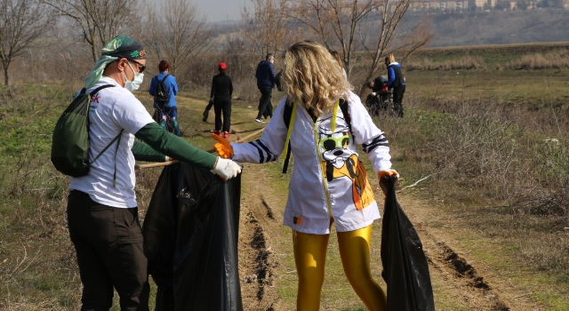 Doğaseverler Tunca Nehri kenarı ve Sarayiçi’nde taşkının getirdiği çöpleri topladı