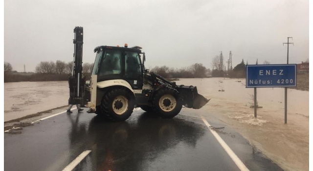 Edirne’de sağanak nedeniyle Enezİpsala kara yolu trafiğe kapatıldı