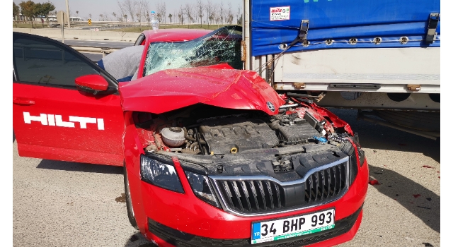 Kocaeli’de park halindeki tıra çarpan otomobilin sürücüsü yaralandı