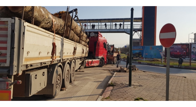 Bursa’da tırla çarpışan hafif ticari araçtaki 2 kişi yaralandı