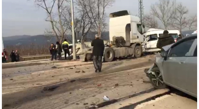 GÜNCELLEME 2 BursaAnkara kara yolunda zincirleme trafik kazası: 3 ölü, 21 yaralı