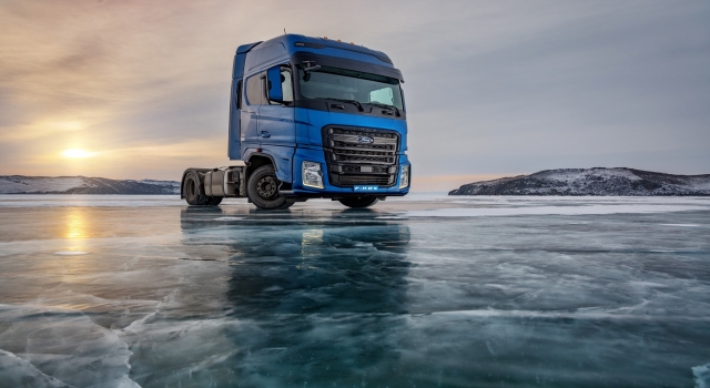 Ford Trucks FMAX, donmuş Baykal Gölü üstünde hız rekoru kırdı