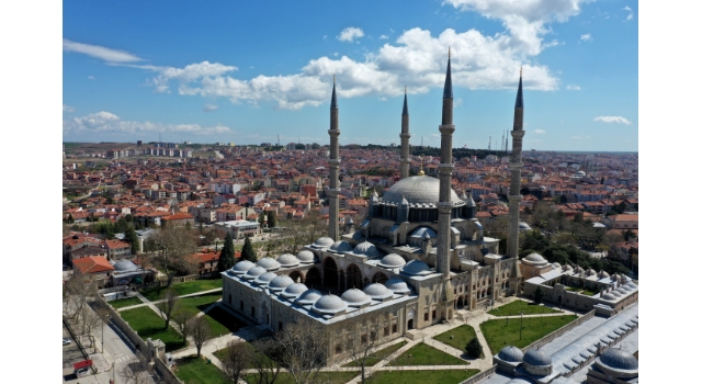 Selimiye Camisi’nde ramazan öncesi dezenfeksiyon, bahçesinde temizlik ve düzenleme çalışması yapıldı