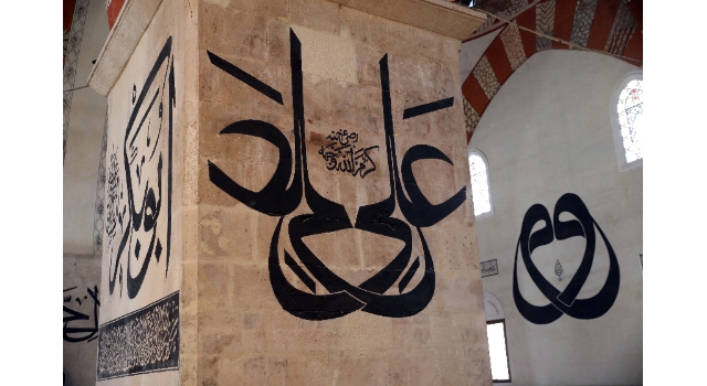Eski Cami ”hat yazılarıyla” ziyaretçilerini geçmişe yolculuğa çıkarıyor