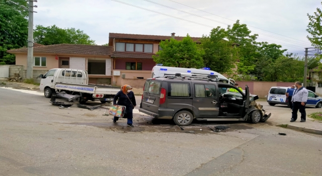Hendek’te iki kamyonet çarpıştı: 1 yaralı