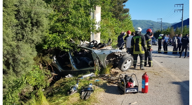 Kocaeli’de otomobil elektrik direğine çarptı: 1 ölü, 1 yaralı