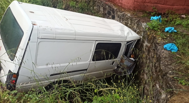 Kocaeli’de panelvan su kanalına devrildi: 2 yaralı