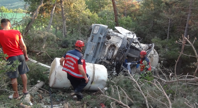 Sakarya’da freni boşalan beton mikseri şarampole devrildi: 1 yaralı