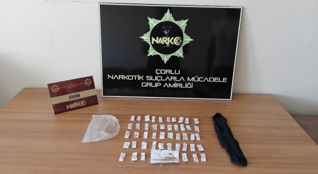 Çorlu’da polisi görünce çoraba sardığı uyuşturucuyu atan zanlı kaçtı