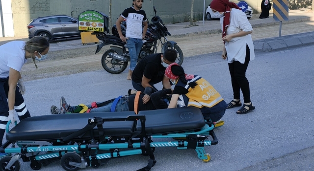 Gebze’de motosikletiyle kaldırıma çarparak yere düşen kurye yaralandı