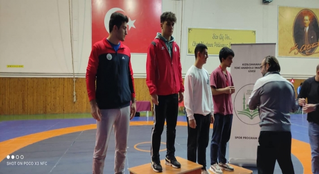 1308 Osmaneli Belediyespor sporcusu, Okullar Arası Güreş Turnuvası’nda birinci oldu
