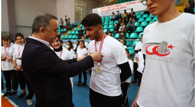 Bağcılar’daki Geleneksel Türk Okçuluğu yarışmasında dereceye girenler ödüllendirildi