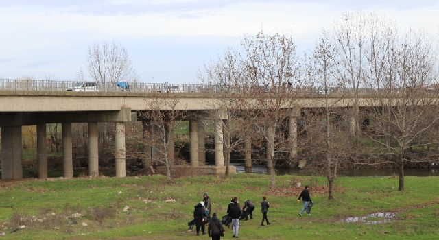 Edirne’de öğrenci ve akademisyenler Tunca Nehri çevresindeki çöpleri topladı