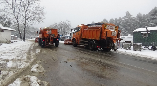 Kazdağları’nda ekipler yolların kardan kapanmaması için seferber oldu