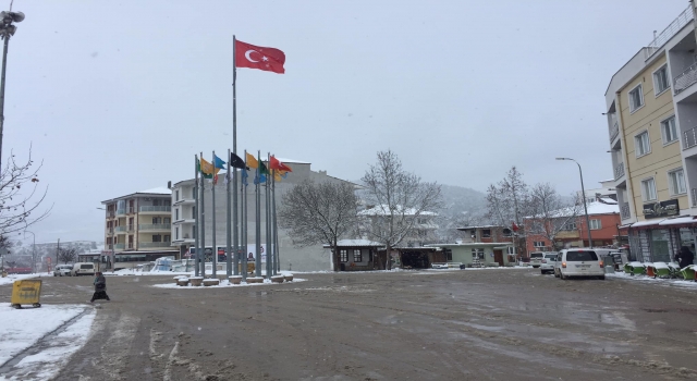 Osmaneli’nde belediye ekipleri karla mücadele çalışmalarını sürdürüyor