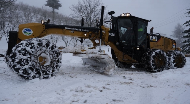 Sakarya ve Düzce’de kar nedeniyle ulaşıma kapanan 66 yol açıldı