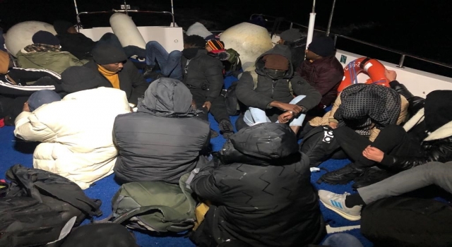 Balıkesir açıklarında Türk kara sularına itilen 20 düzensiz göçmen kurtarıldı